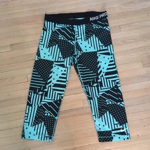 NIKE Capri geometric print leggings